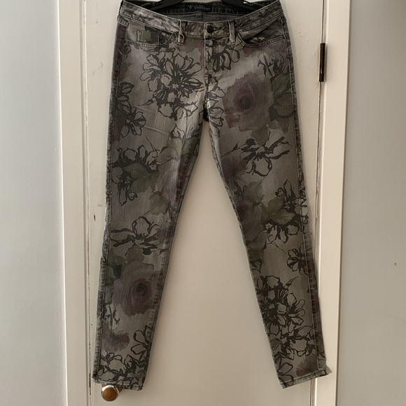 Brittney Skinny jeans by Guess. - Picture 7 of 11